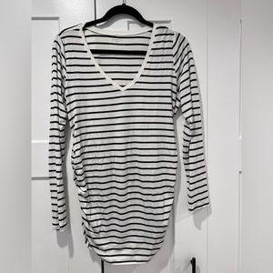 Motherhood Maternity | EUC Long Sleeve Side
Ruched Maternity T Shirt - Striped